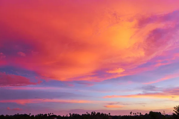 Incredibili Nuvole Tramonto Rosso Contro Cielo Blu — Foto Stock