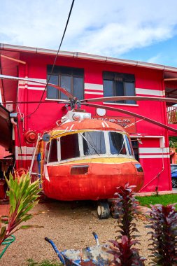 Kurtarma ekibi. Kullanımdan kaldırılmış bir kurtarma helikopteri binanın ön cephesini süslüyor. Langkawi, Malezya - 06.23.2020