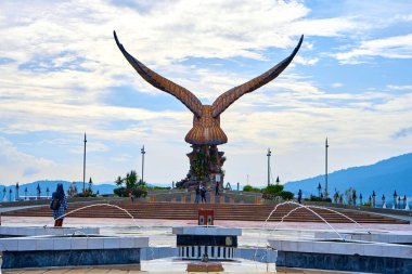 Kanatlarını açan bir kırmızı kartal heykeli. Langkawi Adası 'nda popüler bir turizm merkezi. Langkawi, Malezya - 06.21.2020