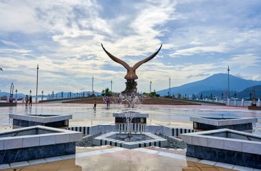 Kanatlarını açan bir kırmızı kartal heykeli. Langkawi Adası 'nda popüler bir turizm merkezi. Langkawi, Malezya - 06.21.2020