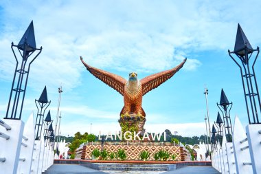 Kanatlarını açan bir kırmızı kartal heykeli. Langkawi Adası 'nda popüler bir turizm merkezi. Langkawi, Malezya - 06.21.2020