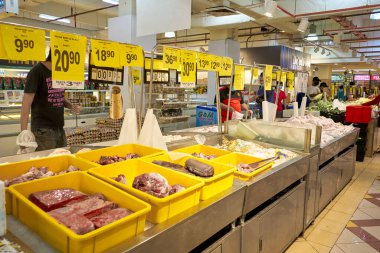 Marketteki et reyonunda. Taze etle tezgahlar.