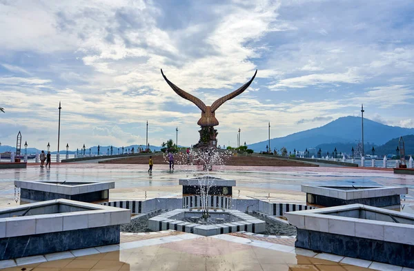 Una Scultura Aquila Rossa Che Allarga Ali Località Turistica Popolare — Foto Stock