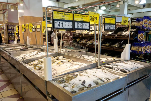 食料品店の新鮮な魚の販売部門 新鮮な魚は氷のカウンターの上にある — ストック写真