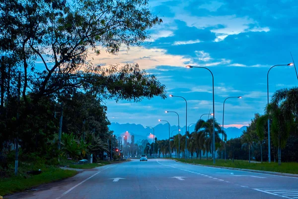 热带岛屿上高速公路的日落景观 — 图库照片