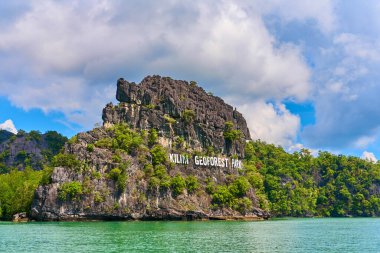 Kilim Geoforest Park kayalıklarda büyük beyaz harflerle yazılı. Langkawi, Malezya - 06.21.2020