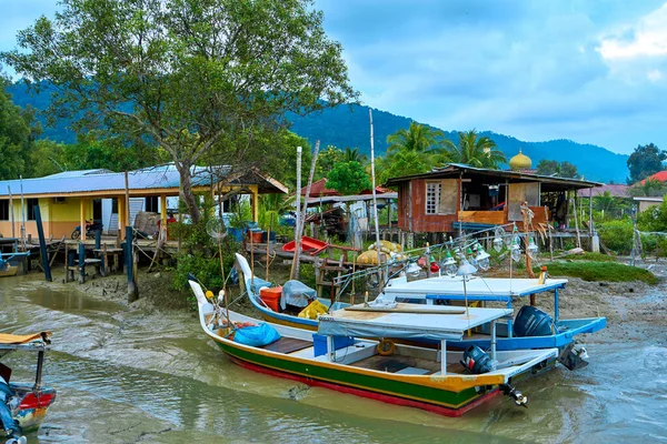 Aldeia Pesca Ásia Barcos Estão Terra Perto Rio Langkawi Malásia — Fotografia de Stock