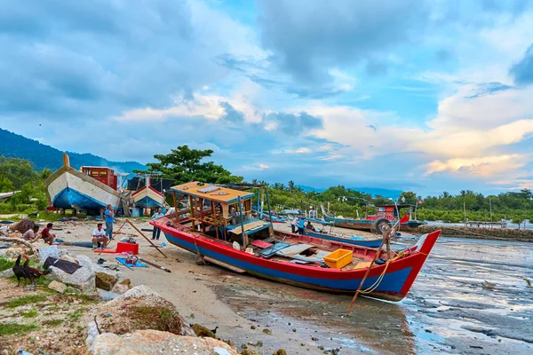 Gammal Båt Sandstranden Fiskeläget Fiskeby Asien Langkawi Malaysia 2020 — Stockfoto