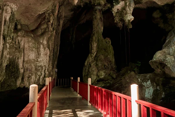 Vecchia Grotta Pipistrelli Pietra Nella Roccia Attrazione Turistica Passeggiata Nella — Foto Stock