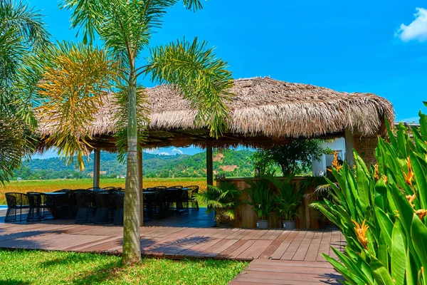 有热带山地景观的休息厅 在能俯瞰群山的水池边设有一个掩蔽所的平台 — 图库照片