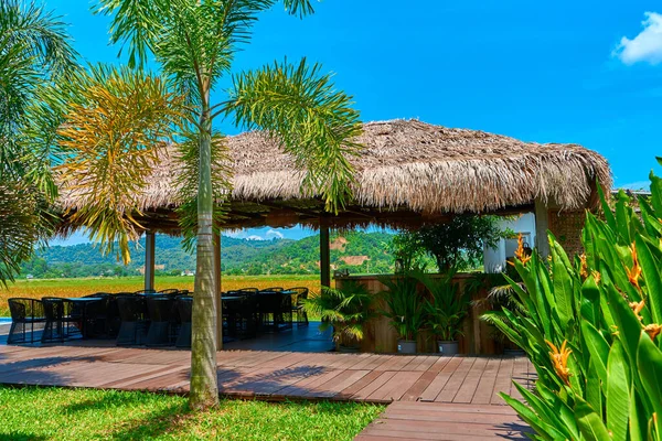 Salón Con Paisaje Montaña Tropical Terraza Con Refugio Junto Piscina — Foto de Stock