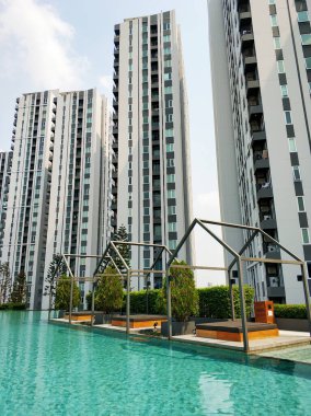 Modern bir apartman kompleksinde yüzme havuzu olan bir dinlenme alanı. Samui , Tailand - 02.08.2020