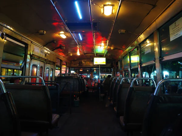 Jeździć Pustym Autobusie Przez Miasto Nocy Wnętrze Autobusu Transport Publiczny — Zdjęcie stockowe