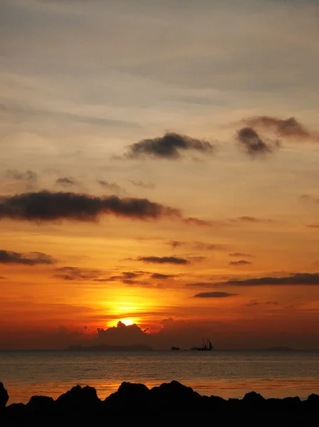 Pôr Sol Fiery Com Nuvens Pelo Oceano — Fotografia de Stock