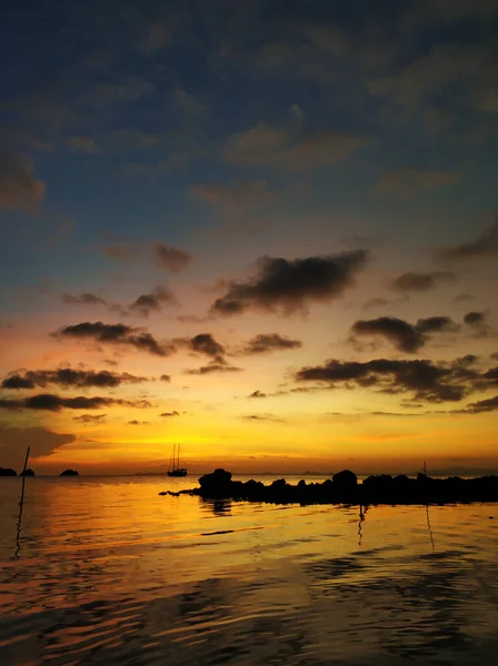 Pôr Sol Fiery Com Nuvens Pelo Oceano — Fotografia de Stock