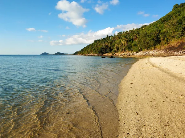 Resort Uma Ilha Tropical Oceano Palmeiras Praia Água Limpa Férias — Fotografia de Stock