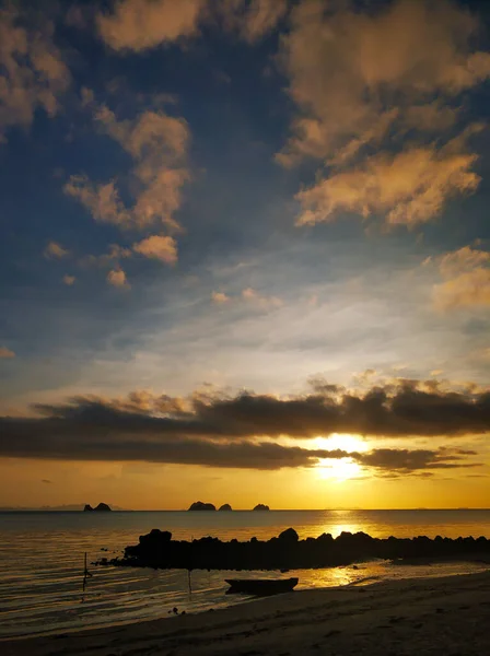 Coucher Soleil Ardent Avec Des Nuages Bord Océan — Photo