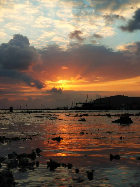 Barco Madeira Ancorado Águas Rasas Perto Praia Pôr Sol Paisagem — Fotografia de Stock