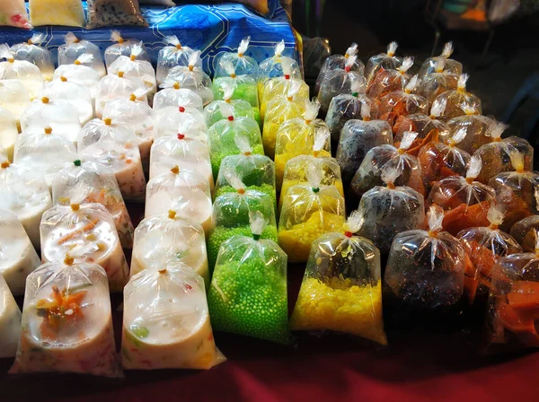 Sobremesas Coloridas Sacos Plástico Mercado Comida Rua Ásia Comida Asiática — Fotografia de Stock
