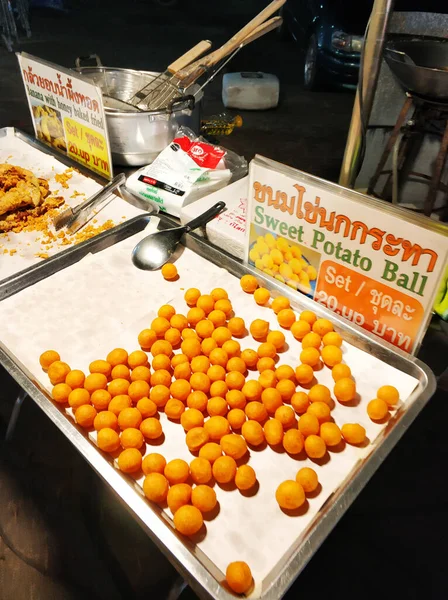 食品市場での打者にポテトボールとカウンター サムイ島 2020 — ストック写真