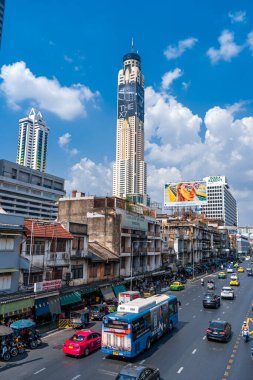 Bangkok yolunda yoğun trafik var. Metropolis sokaklarında çok sayıda araba var. Samui , Tailand - 02.06.2020