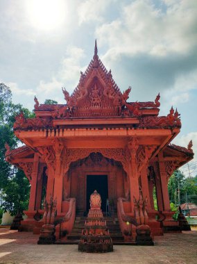 Tayland 'daki kırmızı renkli tapınak. Tapınağın ön cephesi ejderha ve tanrıların figürleriyle süslenmiş. Samui , Tailand - 03.02.2020