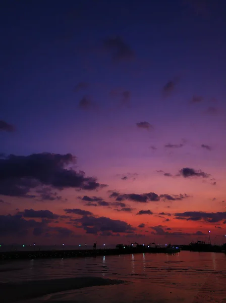 海滩上色彩艳丽的落日 夕阳西下的天空在水里的倒影 — 图库照片