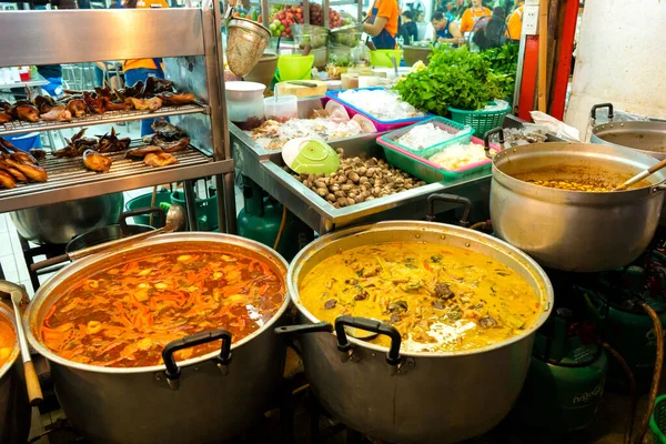 露天街市食物市场的砂锅汤 — 图库照片