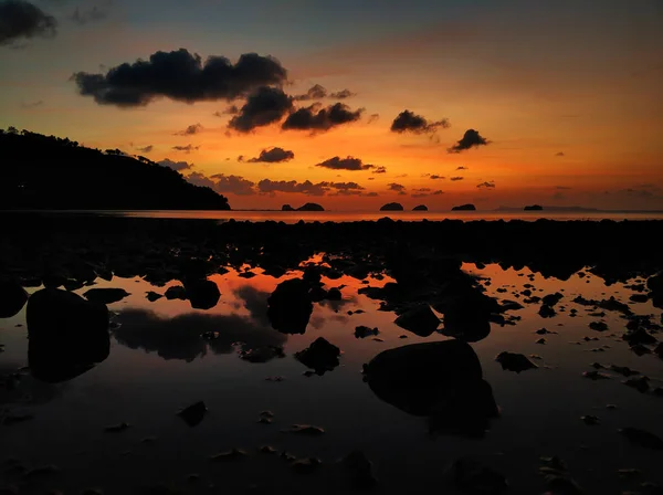 Pôr Sol Colorido Praia Reflexão Céu Pôr Sol Água — Fotografia de Stock