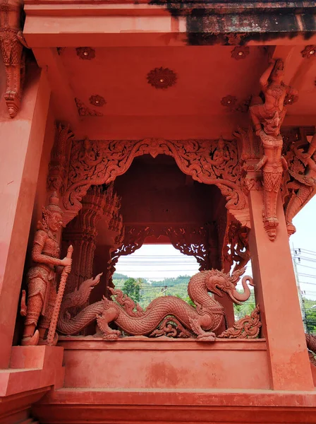Tempel Van Rode Kleur Thailand Gevel Van Tempel Versierd Met — Stockfoto