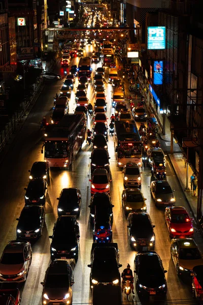 Éjszakai Kilátás Egy Széles Sugárútra Egy Autókkal Teli Metropoliszban Esti — Stock Fotó