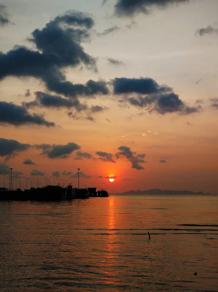 Sahilde Renkli Bir Gün Batımı Günbatımının Yansıması Sudaki Gökyüzünün — Stok fotoğraf