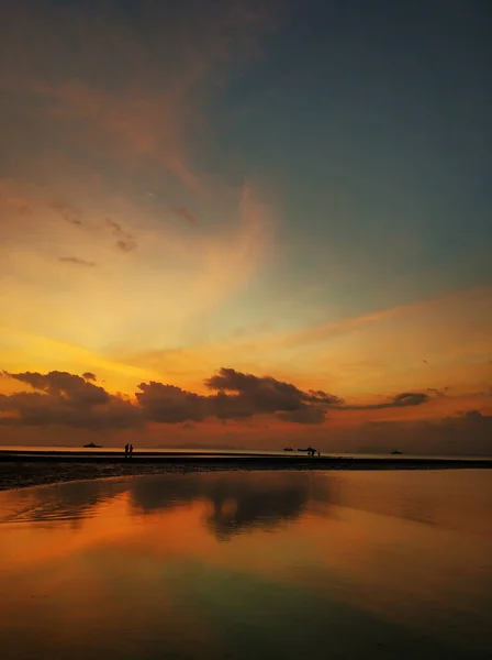 Okyanus Kıyısında Bulutlu Yakıcı Gün Batımı — Stok fotoğraf