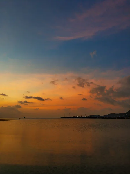 Pôr Sol Fiery Com Nuvens Pelo Oceano — Fotografia de Stock