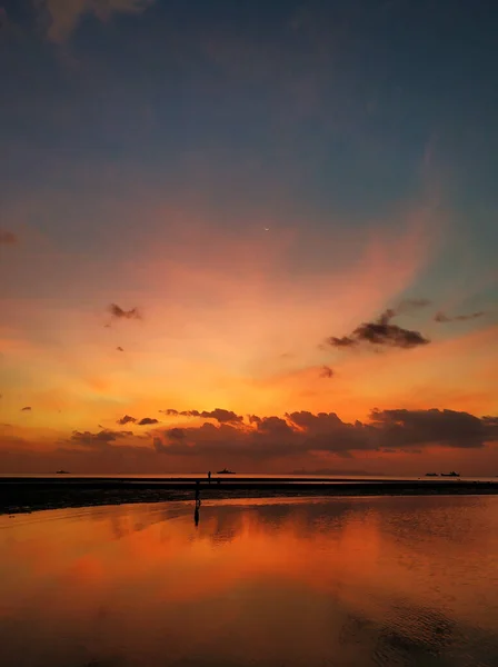 Ognisty Zachód Słońca Chmurami Nad Oceanem — Zdjęcie stockowe
