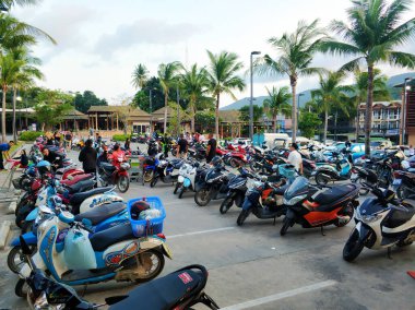 Asya 'da bir adada motosikletle dolu bir otopark. Samui , Tailand - 02.29.2020