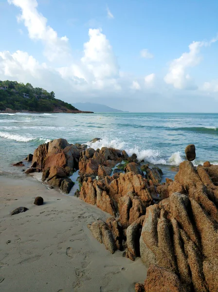 Grandes Pedras Uma Praia Areia Perto Oceano Natureza Dos Trópicos — Fotografia de Stock