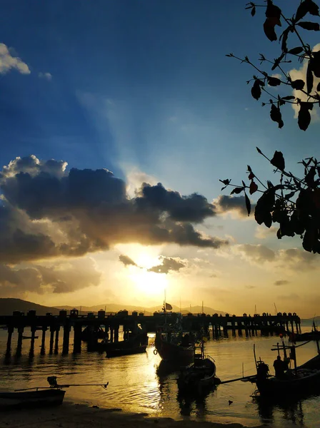 Barco Madeira Ancorado Águas Rasas Perto Praia Pôr Sol Paisagem — Fotografia de Stock