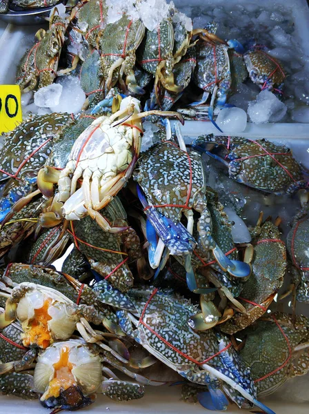 Nyfångade Krabbor Med Bundna Klor Bänken Fiskmarknaden — Stockfoto