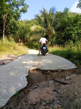 Asya ormanlarında zorlu bir yol. Tayland 'ın kırsal kesimi. Samui , Tailand - 02.26.2017