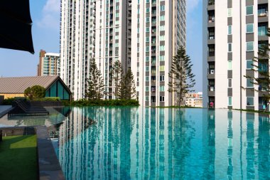 Modern bir apartman kompleksinde yüzme havuzu olan bir dinlenme alanı. Samui , Tailand - 02.08.2020