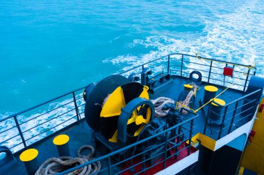 Feribot güvertesi. Çapa ipli davul. Samui , Tailand - 02.09.2020