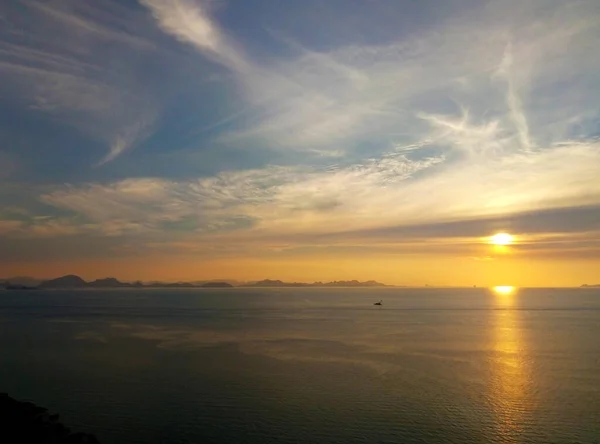 Okyanus Kıyısında Bulutlu Yakıcı Gün Batımı — Stok fotoğraf
