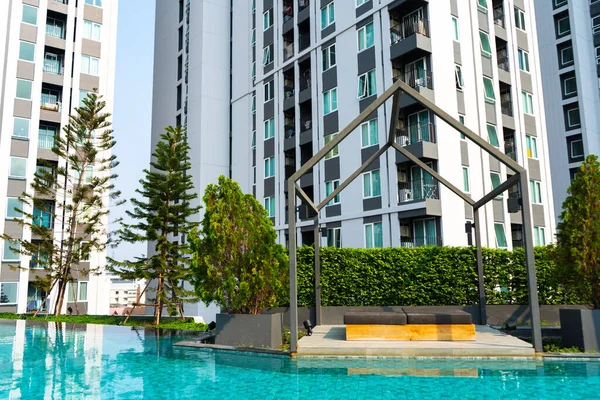 Modern bir apartman kompleksinde yüzme havuzu olan bir dinlenme alanı. Samui , Tailand - 02.08.2020