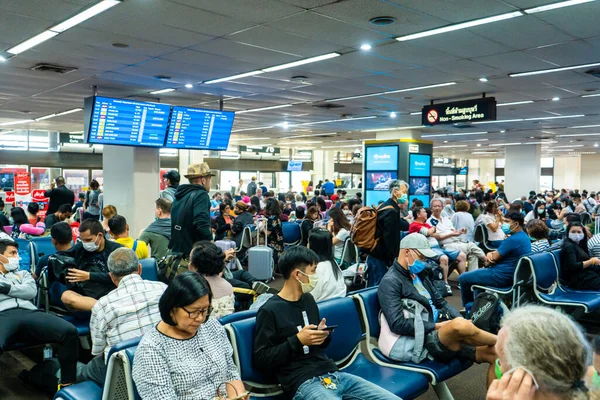 Πλήθος Περιμένει Για Αναχώρηση Στο Σαλόνι Του Αεροδρομίου Σαμούι Ταϊλάνδη — Φωτογραφία Αρχείου