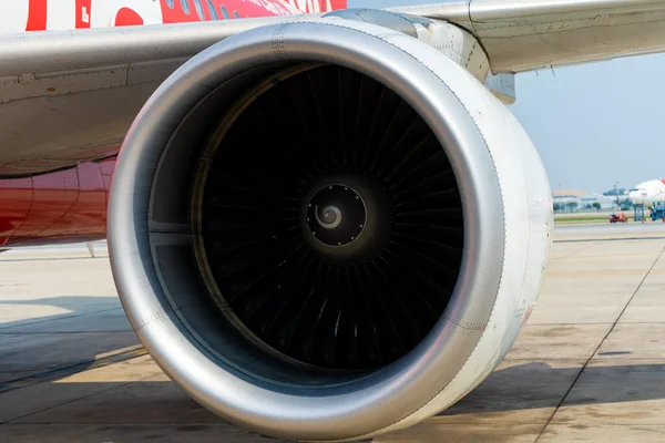 Primer Plano Motor Turbina Avión Pasajeros Aparcamiento Del Aeropuerto — Foto de Stock