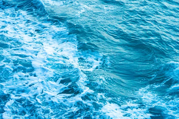 在深蓝色的海水中 波浪的白峰 — 图库照片