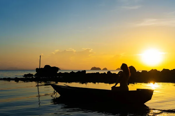 Gün Batımında Bir Kızla Romantik Tekne Gezisi Kız Okyanusta Ahşap — Stok fotoğraf