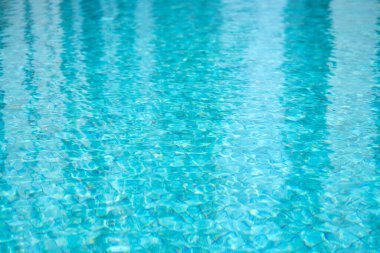 Mavi kiremitli havuzda suyun arkaplan ve dokusu.