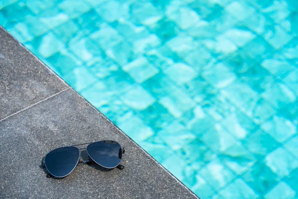 Sunglasses Edge Pool Vacation Concept Close — Stock Photo, Image